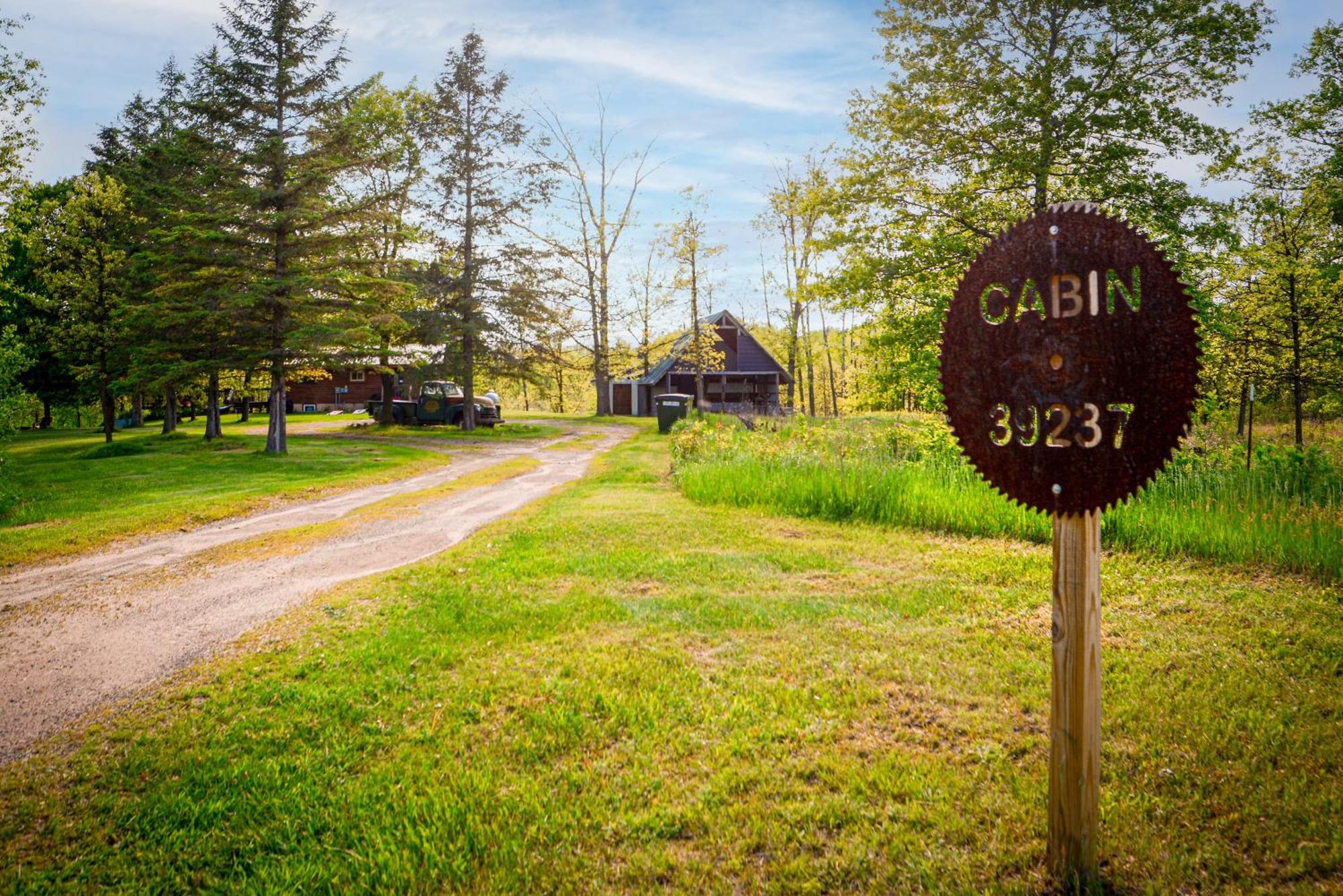 Cozy Cabin With Hottub At Cloverdale Cabins Hinckley Exterior photo